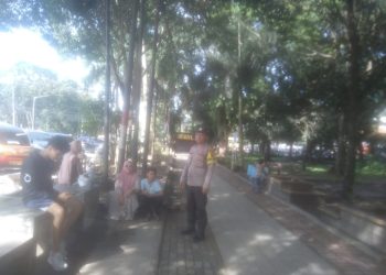 Piket Bhabinkamtibmas AIPDA Julham E. Saragih dan BRIPKA Edward Sitompul menggelar patroli di Lapangan Merdeka/ Taman Bunga