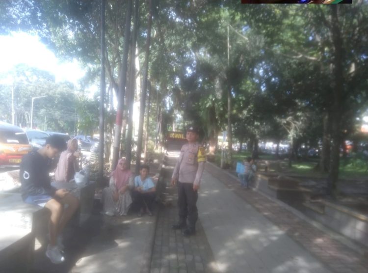 Piket Bhabinkamtibmas AIPDA Julham E. Saragih dan BRIPKA Edward Sitompul menggelar patroli di Lapangan Merdeka/ Taman Bunga