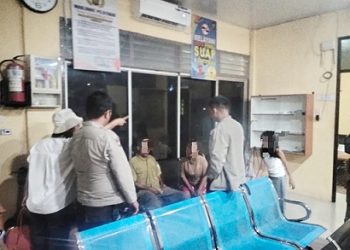 Bapak dan anak kandung saat di ruangan SPKT Polres Pematangsiantar