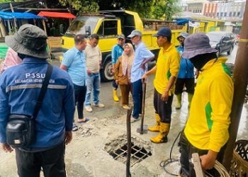Ketua Komisi 1 DPRD Medan Reza Pahlevi Lubis S Kom turun langsung mendampingi Petugas P3SU ersihkan drainase/gorong gorong di Jl Kelambir 5, Kelurahan Tanjung Gusta, Kecamatan Medan Helvetia. (Foto Ist)