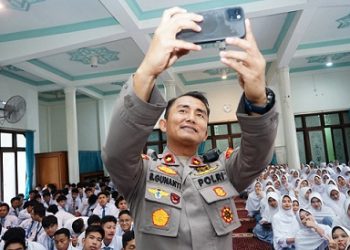 Kapolsek Sunggal Kompol Bambang Gunanti Hutabarat memberikan penyuluhan kamtibmas dan sosialisasi bahaya narkoba kepada siswa - siswi SMA YPSA. (Foto Ist)