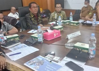 Ketua Komisi 4 DPRD Kota Medan, Paul Mei Anton Simanjuntak bersama anggota Komisi 4 M. Afri Rizki Lubis, Lailatul Badri, Rommy Van Boy, Zulham Efendi, Datuk Iskandar Muda, Jusuf Ginting dan Renville Napitupulu rapat dengar pendapat (RDP) dengan Dinas SDABMBK yang dihadiri Plt Kadis SDABMBK Kota Medan Gibson Panjaitan. (Foto Romulo)