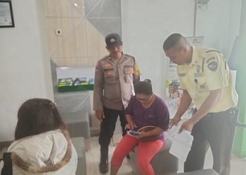 Bhabinkamtibmas Kelurahan Marihat Jaya Aipda Erick F. Marbun melaksanakan sambang di Pegadaian UPC Marihat