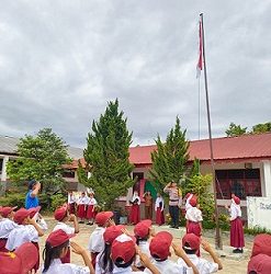 Bhabinkamtibmas Kelurahan Suka Maju Aipda Adilman Manalu hadir menjadi pembina upacara di  UPTD SD Negeri 124386 jalan Pisang