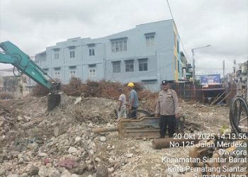 Kasub Sektor Pasar Horas Aiptu Edi Syahputra, SH melaksanakan monitoring pembongkaran Gedung IV Jalan Merdeka