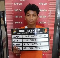 Pelaku pencurian ponsel Jikri Aulia Mahendra Ritonga yang ditangkap polisi. (Foto Ist)