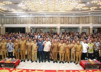 Wali Kota Pematangsiantar Wesly Silalahi SH MKn bersama Gubernur Sumut Muhammad Bobby Afif Nasution SE MM dan bupati/wali kota se-Sumut menghadiri Akad Massal KUR 800 Ribu Debitur Penciptaan Lapangan Kerja dan Peluncuran KPP secara serentak se-Indonesia di Aula Raja Inal Siregar Kantor Gubernur Sumut.