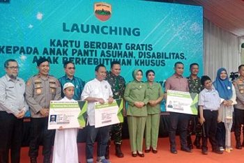 Pangdam I/BB Mayjen TNI Rio Firdianto saat meluncurkan kartu berobat gratis untuk anak panti asuhan, penyandang disabilitas, anak berkebutuhan khusus, serta para wartawan di Kota Medan, di Rumah Sakit (RS) TK II Putri Hijau TNI AD. (Foto Ist)
