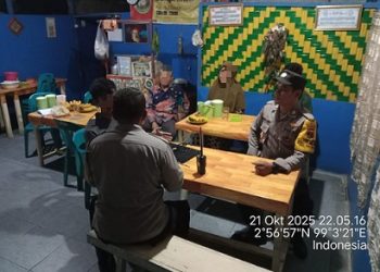 personil Polsek Siantar Barat pengecekan Tempat Kejadian Perkara (TKP) dugaan keributan di Jalan Simbolon