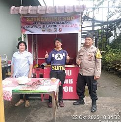 Bhabinkamtibmas Kelurahan Pahlawan Aiptu Ungkap Hutagalung sambangi Pos Satuan Keamanan lingkungan (Satkamling) di Kompleks SBC