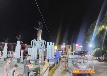 piket Bhabinkamtibmas AIPDA Okto Sihole dan AIPDA G. Sinaga menggelar kegiatan Blue Light Patrol (BLP) di Tugu Raja Sangnawaluh