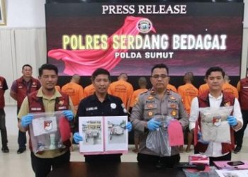 Wakapolres Sergai Kompol Rudy saat paparan  penyeludupan calon Pekerja Migran Indonesia (PMI) ilegal tujuan negara Malaysia. (Foto Ist)