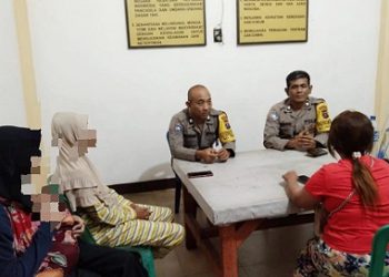 Kanit Binmas IPDA Hotlan Matondang bersama personil piket Bhabinkamtibmas menyelesaikan dugaan penghinaan