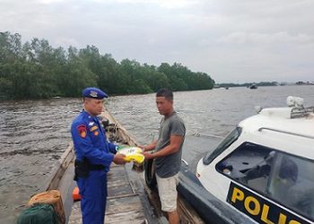 Personil Sat Polair Polres Tanjungbalai Berbagi Rezeki
