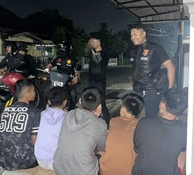 Timsus Dayok Mirah Polres Pematangsiantar saat memberikan himbauan kepada kalangan remaja saat patroli