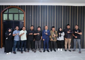 Wali Kota Tanjungbalai, Mahyaruddin Salim didampingi Kabag Kesra, Herry Gunawan saat menerima kunjungan silaturahmi dan audiensi DPD LASQI