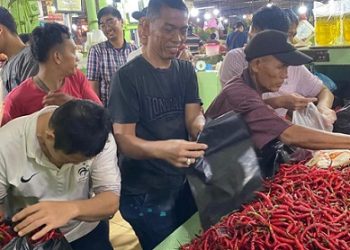 Pengawal Merah Putih (PMP) bersinergi dengan Satuan Tugas (Satgas) Penanganan Inflasi bentukan Gubernur Sumatera Utara, Bobby Nasution saat menjual cabai merah. (Foto Ist)