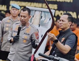 Kapolrestabes Medan Kombes Pol Jean Calvijn Simanjuntak didampinggi Kasat Reskrim AKBP Bayu Putra Wijayanto saat paparan kasus pembunuhan David Martua Nainggolan yang jadi korban amukan kelompokan geng motor. (Foto Ist)
