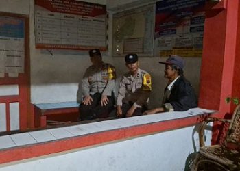 Piket Bhabinkamtibmas AIPDA Herry S. Tarigna dan AIPDA Eko Silalahi menggelar SALING (Sapa Siskamling) di Pos Kamling Merah Putih Jalan Sabang Merauke