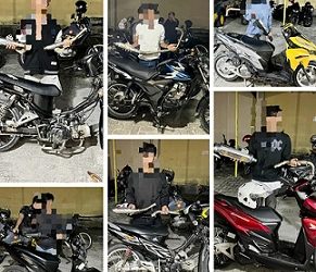 Para pengendara sepedamotor tunjukkan knlapot brong yang disuruh dibuka