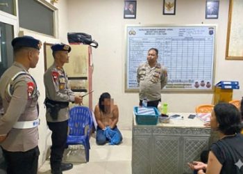 Pelaku KDRT yang diamankan personel Brimob Polda Sumut di Polsek Medan Tembung. (Foto Ist)