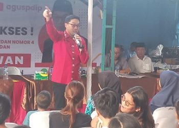 Anggota DPRD Medan Agus Setiawan saat menyosialisasikan Perda No.4 Tahun 2012 tentang Sistem Kesehatan Kota Medan di Jalan Pengilar, Kelurahan/Dusun Amplas, Kecamatan Medan Amplas. (Foto Ist)