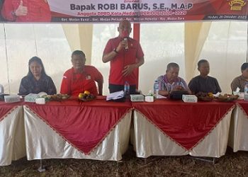 Ketua Fraksi PDI Perjuangan DPRD Kota Medan, Robi Barus SE M.AP saat menggelar Sosialisasi Perda Kota Medan No.10 Tahun 2021 tentang Trantibum di Jalan Purnawirawan, Kelurahan Cinta Damai, Kecamatan Medan Helvetia, Kota Medan. (Foto Ist)