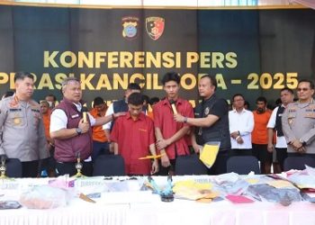 Direktur Reskrimum Polda Sumut, Kombes Pol Ricko Taruna Mauruh saat paparan atas kasus begal pegawai Imigrasi dengan menghadirkan dua pelaku di halaman Mapolda Sumut. (Foto Ist)