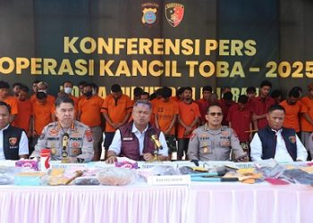 Kabid Humas Polda Sumut, Kombes Pol Dr. Ferry Walintukan dan Dirreskrimum Kombes Pol Ricko Taruna Mauruh dalam paparan "Operasi Kancil 2025". (Foto Ist)
