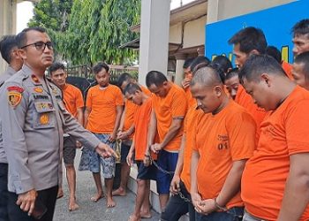Kapolsek Sunggal Kompol Bambang Gunanti Hutabarat saat paparan kasus selama bulan Oktober 2025 yang berhasil mengungkap 18 kasus tindak pidana dengan total 24 tersangka yang diamankan dan dihadirkan. (Foto Ist)