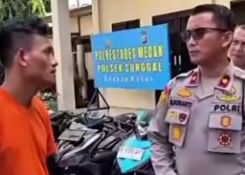 Kapolsek Sunggal Kompol Bambang Gunanti Hutabarat saat paparan dengan menghadirkan tersangka jukir liar yang viral di medsos. (Foto Ist)