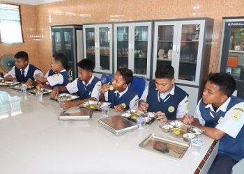 Polres Tanjungbalai Makan MBG Bersama di SMP N. 10