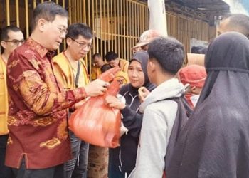 Anggota DPRD Provinsi Sumut Hasyim SE membagikan paket sembako kepada masyarakat di halaman Cetiya Perdana Cendana, Jalan Gunung Krakatau, Medan. (Foto Ist)