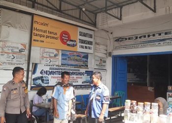 habinkamtibmas Kelurahan Kahean AIPDA H.E. Pane melaksanakan kegiatan patroli dan sambang di Loket Bus, Jalan Sisingamangaraja