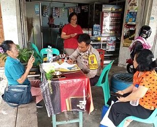 Bhabinkamtibmas Kelurahan Marihat Bripka Asril Manurung melakukan mediasi permasalahan warga binaan di Jalan Melanthon Siregar