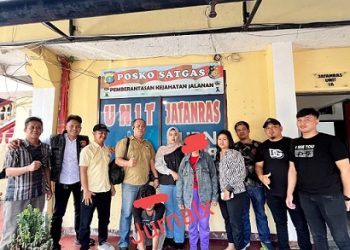 Ibu dan anak kandung diduga pelaku penggelapan mobil rental diapit Kanit Jatanras IPDA Ricardo Rajagukguk S.Sos bersama tim