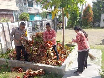 Bhabinkamtibmas Kelurahan Simalungun AIPTU Untung JF. Nainggolan mengikuti kegiatan gotong gotong royong bersama diseputaran Kantor Kelurahan Simalungun