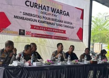 Kapolrestabes Medan, Kombes Pol Dr. Jean Calvijn Simanjuntak saat mengelar kegiatan Curhat Warga bertema “Sinergitas Polri Bersama Warga Membangun Kamtibmas yang Tangguh” di Medan Sunggal. (Foto Ist)
