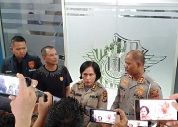 Kasat Lantas Polrestabes Medan, AKBP I Made Parwita didampinggi Kasubdit Paminal Poldasu, Kompol Candra dan Kasi Penmas, AKBP Siti Rohani saat memberikan keterangan kepada wartawan terkait tindakan tiga anggota personel Polda Sumut usai pesta minuman keras (Miras) di THM HW Golden Tiger Club Medan menabrak wanita. (Foto Ist)