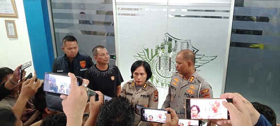 Kasat Lantas Polrestabes Medan, AKBP I Made Parwita didampinggi Kasubdit Paminal Poldasu, Kompol Candra dan Kasi Penmas, AKBP Siti Rohani saat memberikan keterangan kepada wartawan terkait tindakan tiga anggota personel Polda Sumut usai pesta minuman keras (Miras) di THM HW Golden Tiger Club Medan menabrak wanita. (Foto Ist)