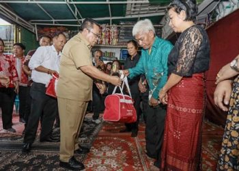 Wali Kota Pematangsiantar Wesly Silalahi SH MKn mengunjungi keluarga korban kebakaran di Jalan Ahmad Yani Gang Udang