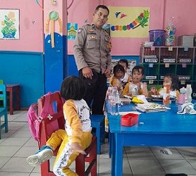 Bhabinkamtibmas Kelurahan Siopat Suhu AIPDA V.R saragih G.S.T laksanakan monitoring hari ke 4 Pendistribusian Makanan Bergizi Gratis (MBG) di TK Kemala Bhayangkari 06 Pematangsiantar