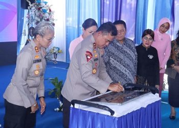 Kapolda Sumut) Irjen Pol. Whisnu Hermawan Februanto, S.I.K. M.H tanda tangani prasasti peresmian SPPG Polres Pematangsiantar