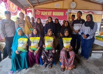 Kapolsek Sei Tualang Raso Iptu HA Karo Karo, SH, MH Bagikan Sembako kepada Masyarakat Melalui Jumat Berkah