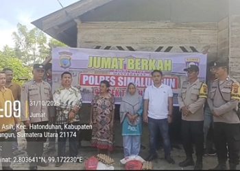 Polsek Tanah Jawa Bagikan Sembako kepada Masyarakat Huta II Ujung Ban Melalui Jumat Berkah