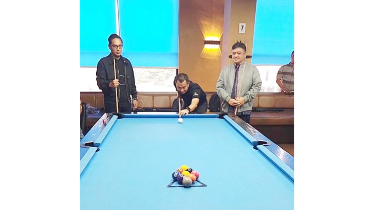 Kapolrestabes Medan, Kombes Jean Calvijn Simanjuntak didampingi Wali Kota Medan, Rico Tri Putra Bayu Waas dan Ketua POBSI Sumut, Salomo TR Pardede saat membuka Turnamen Biliar Kapolrestabes Medan Cup 2025 di Orileys Billiard, Jalan Gajah Mada, Medan. (Foto Ist)