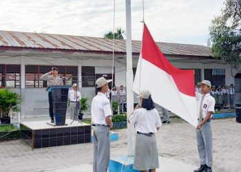 Kasat Samapta Polres Pematangsiantar AKP Mariduk Tambunan SH. MH Pembina Upacara di SMAN 3