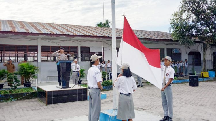 Kasat Samapta Polres Pematangsiantar AKP Mariduk Tambunan SH. MH Pembina Upacara di SMAN 3