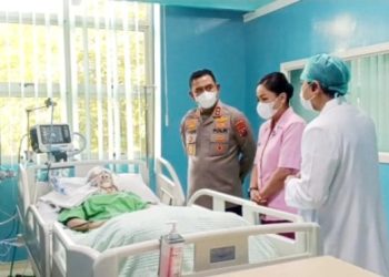 Kapolda Sumut Irjen Pol. Whisnu Hermawan Februanto bersama Ketua Bhayangkari Daerah Sumut Ny. Mona Whisnu menjenguk Elida Delviana Tamin korban kecelakaan lalu lintas melibatkan tiga anggota Polri di Medan. (Foto Ist)