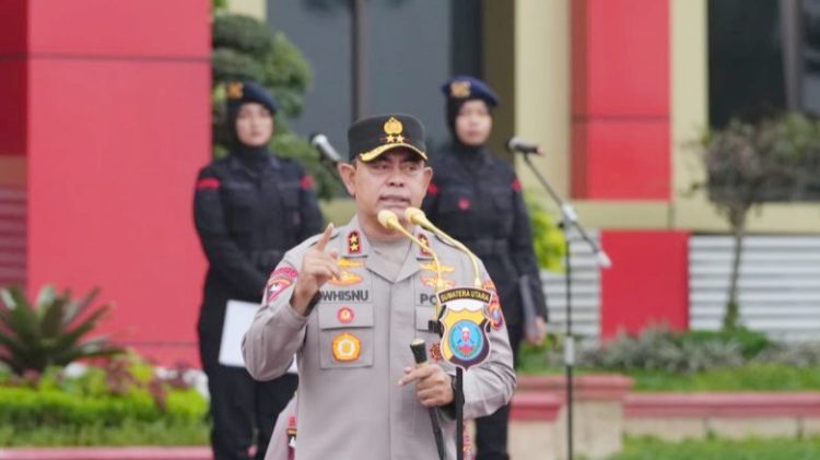 Kapolda Sumut Irjen Pol Whisnu Hermawan Februanto pimpin apel gabungan personel Polda Sumut di Lapangan Depan Mako Polda Sumut, Senin (Foto Ist)